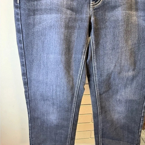 Trendy White House Black Market Black Denim Capri Sz 6 - Picture 2 of 7